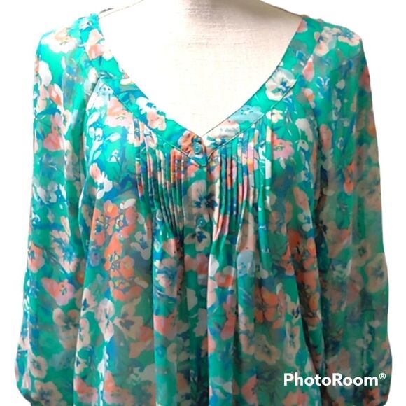 Lauren Conrad green floral quarter sleeves sheer flowy pleated v-neck top - Picture 3 of 7